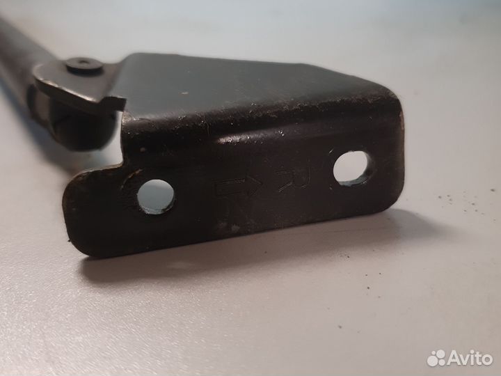 Упор крышки багажника правый Nissan Qashqai j10