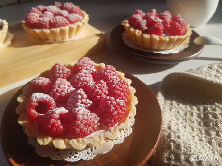 Большая тарталетка с малиной из мыла ручной работы