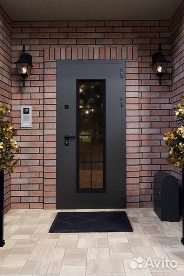 Входная металлическая дверь для дома со стеклом