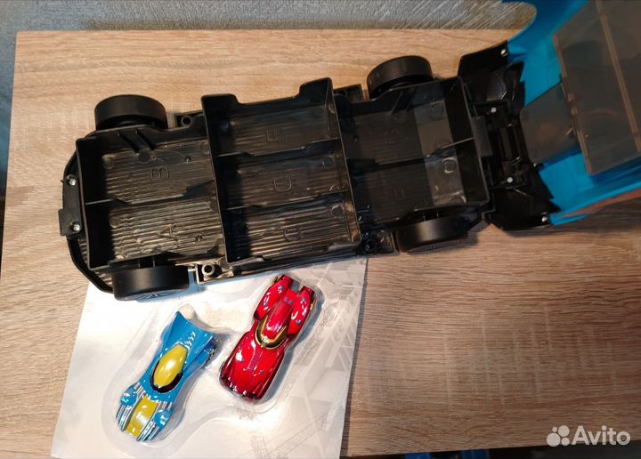 Машина-гараж Hot Wheel с машинками