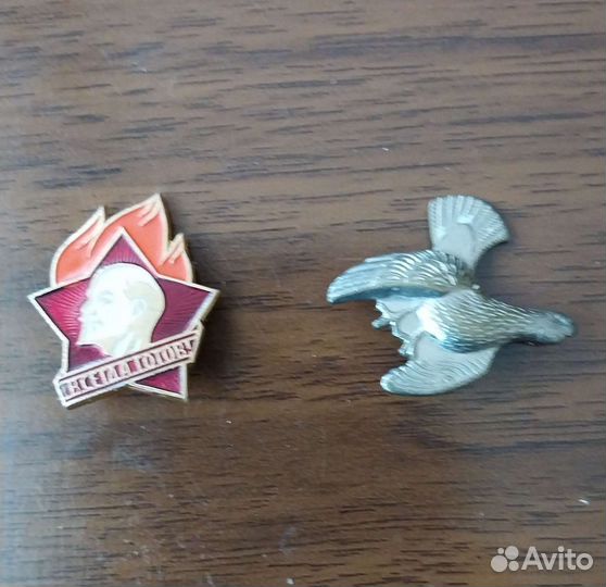 Монеты, значки