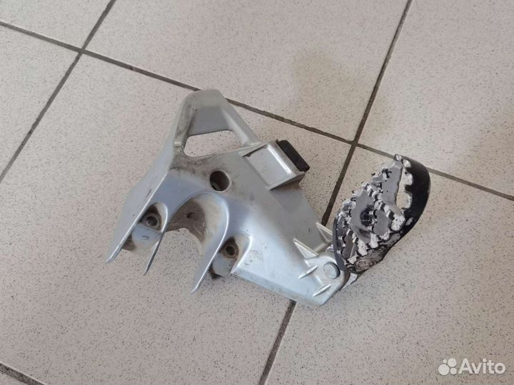 Кронштейн подножки на bmw r1100gs 97