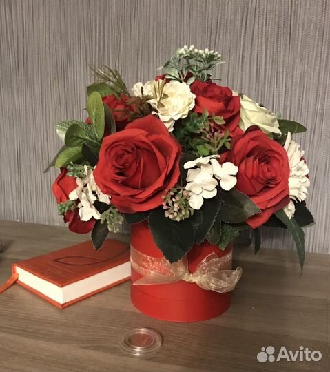 Интерьерная композиция из реалистичных цветов