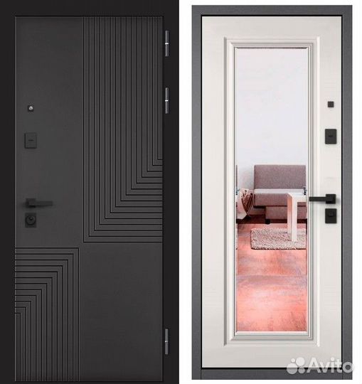 Входная дверь в квартиру с зеркалом