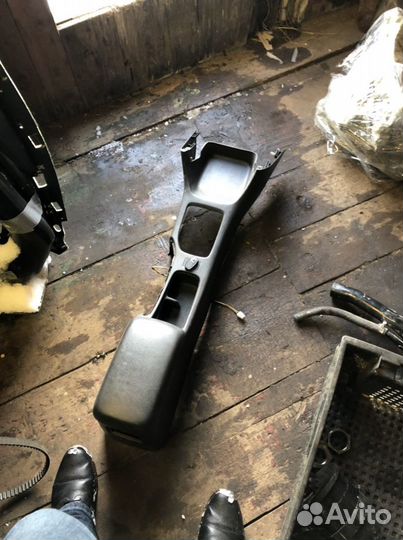 Подлокотник Toyota Avensis 1 2001г.в