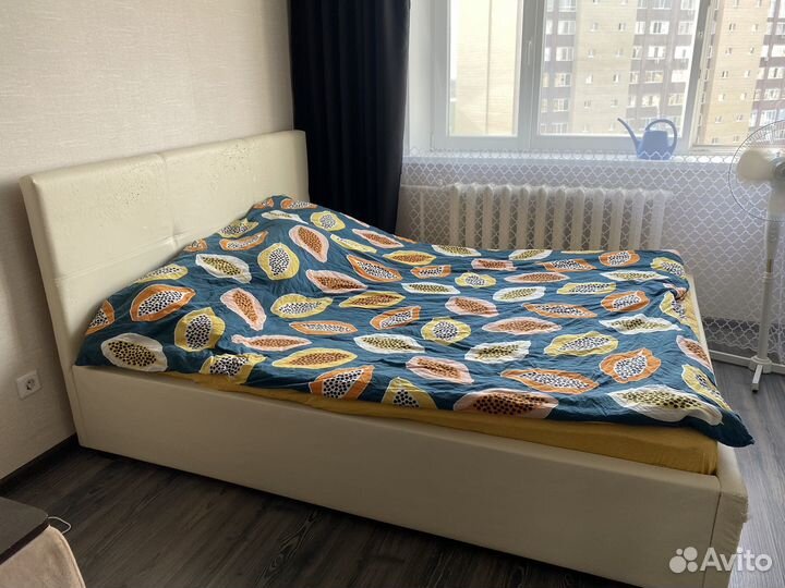 Кровать двуспальная с матрасом