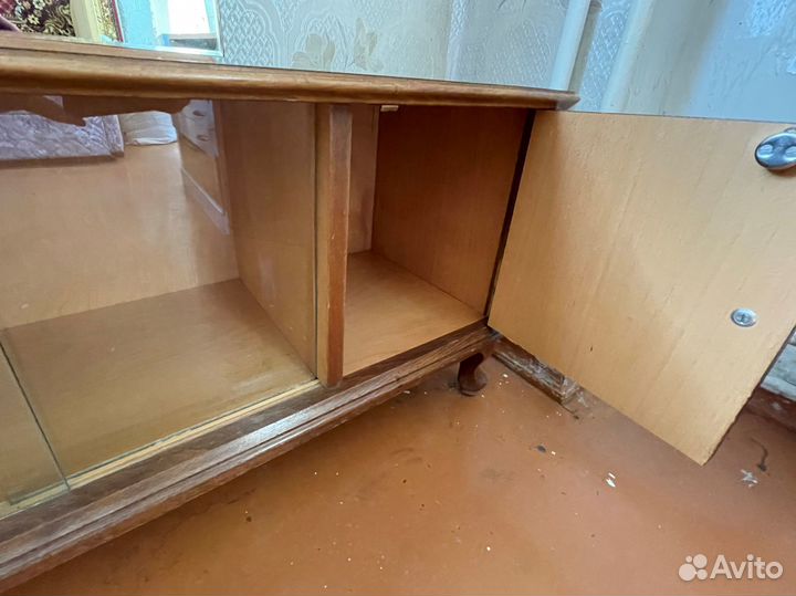 Трюмо с зеркалом