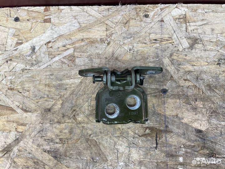 Петля двери задняя правая Renault Duster