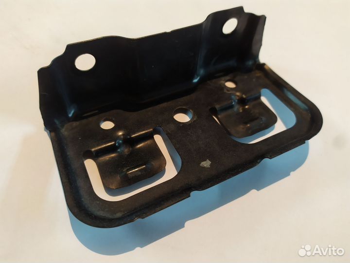 Кронштейн фонаря Honda Civic 8 4D