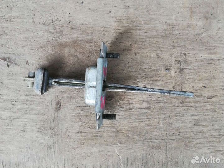 Ограничитель двери Мазда Демио 1