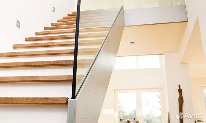 Стеклянные лестницы на заказ