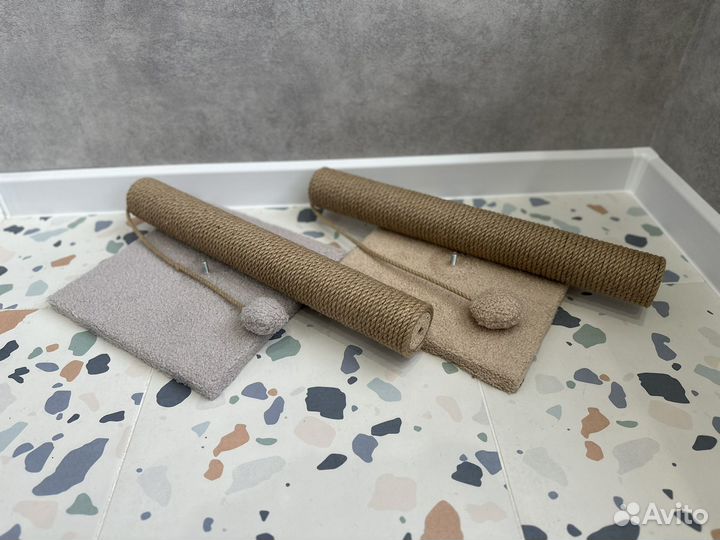 Когтеточка-столбик с игрушкой для кошек