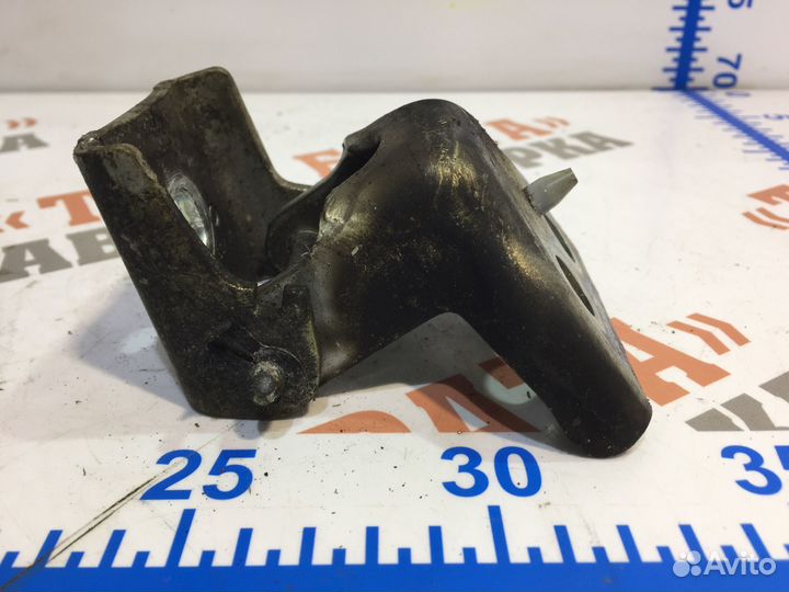 Петля нижняя передней двери Лев. Пежо 407 2010г