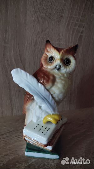 Статуэтка сова на книгах фарфор