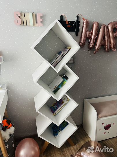 Книжный стеллаж