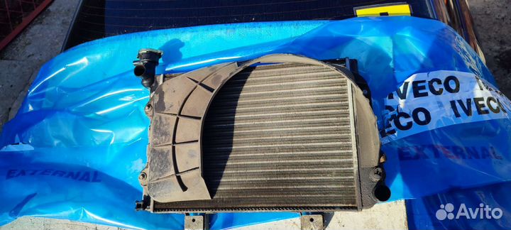 Радиатор с кожухом вентилятора