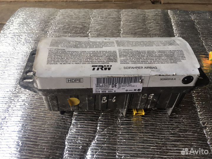 Подушка безопасности пассажира в торпедо Пассат B6