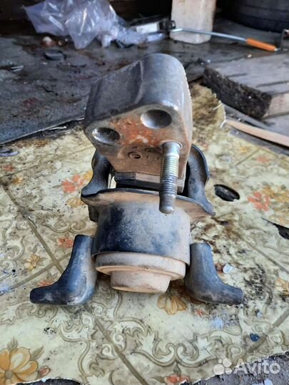 Правая подушка двигателя 1nzfe