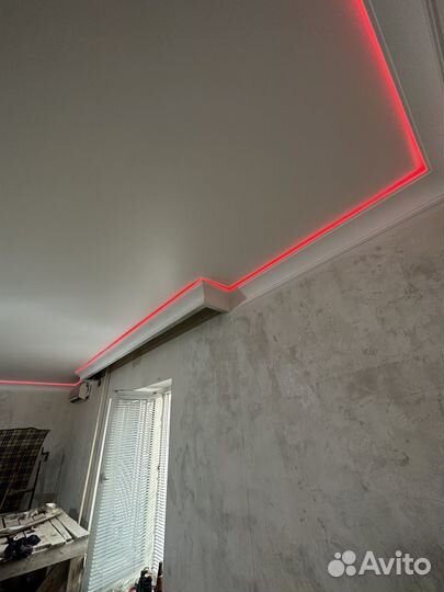 Установка потолочных карнизов плинтусов