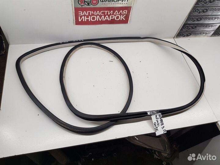 Уплотнитель двери задний правый (Infiniti QX56)