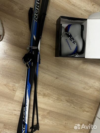 Лыжные ботинки и лыжи