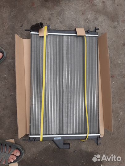 Радиатор охлаждения Renault Logan