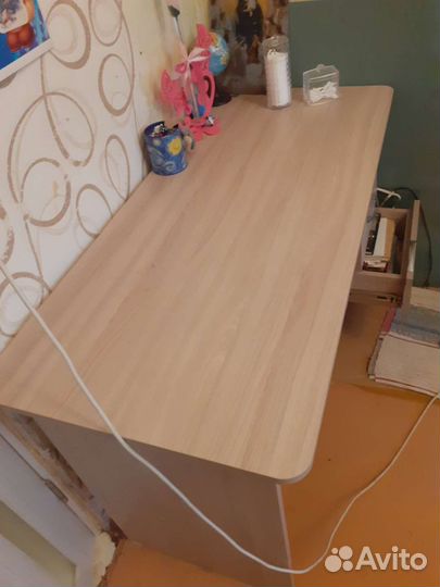 Стол письменный,в хорошем состоянии