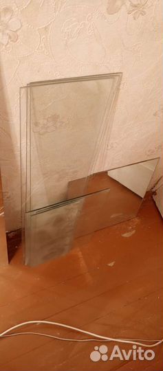 Зеркало и стеклянные полки