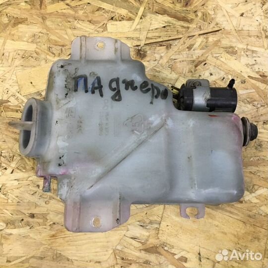 Бочок омывателя заднего стекла Mitsubishi Pajero 3