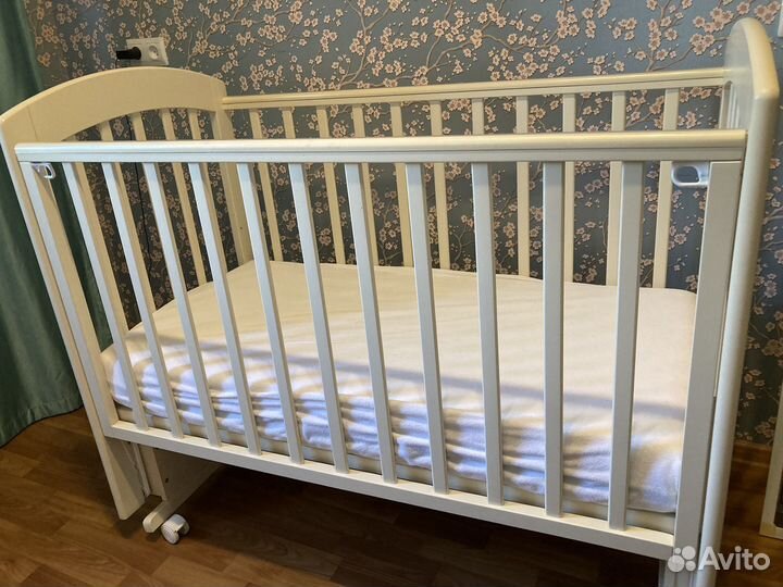 Детская кроватка с маятником
