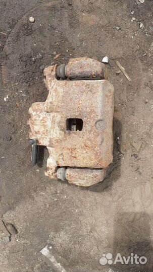 Суппорт передний правый Митсубиси Лансер 9