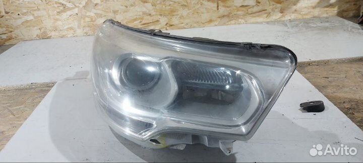 Фара ксеноновая передняя правая Citroen C4