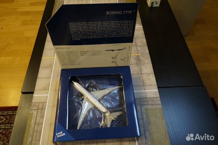 Модель самолета Boeing-777F М 1:400