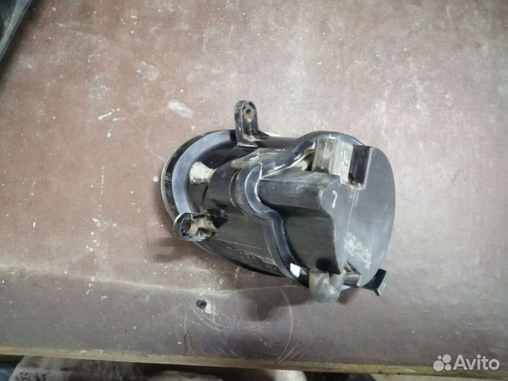 Противотуманка audi a6 левая с накладкой