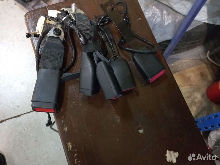 Ответная часть ремня безопасности передняя auris 1