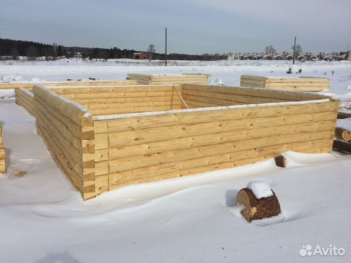 Сруб дома баня из зимнего леса