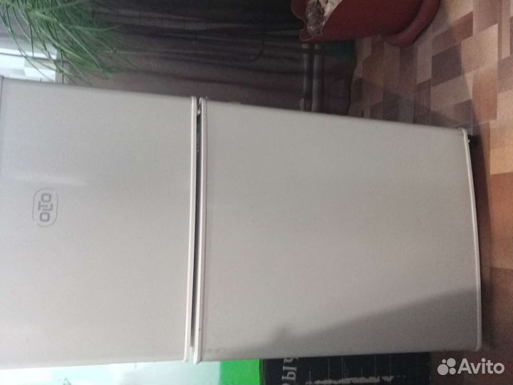 Миниатюрный двухкамерный холодильник