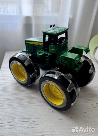 Трактор John Deere игрушка