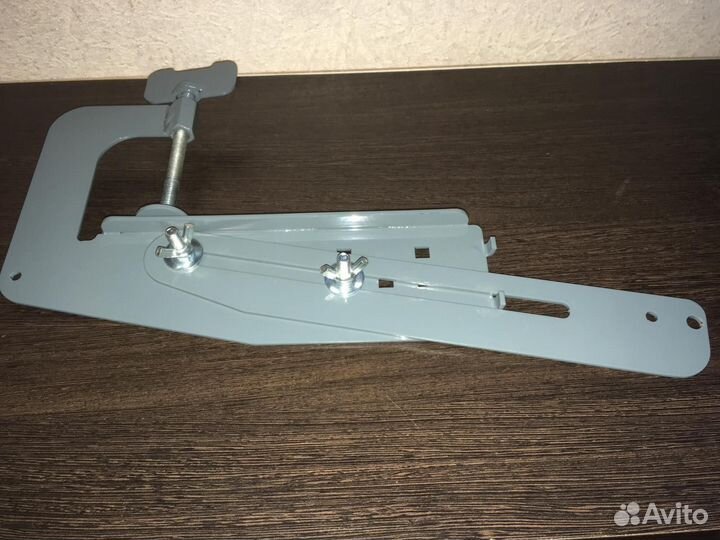 Струбцина крепления датчика эхолота