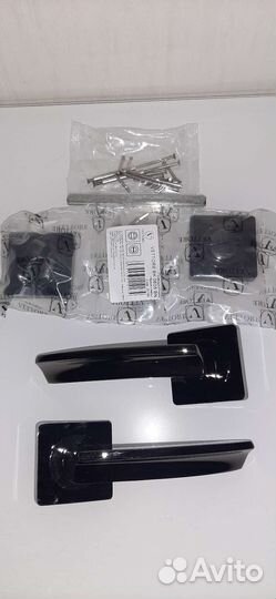 Дверная ручка новая с фиксатором