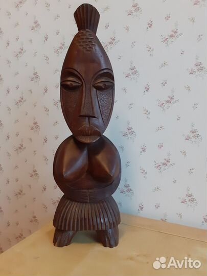 Деревянная статуэтка женщины