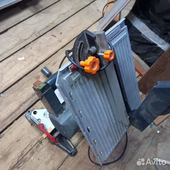 Дисковый отрезной станок по дереву