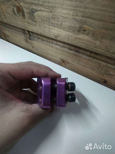 Зажим на трюковой самокат