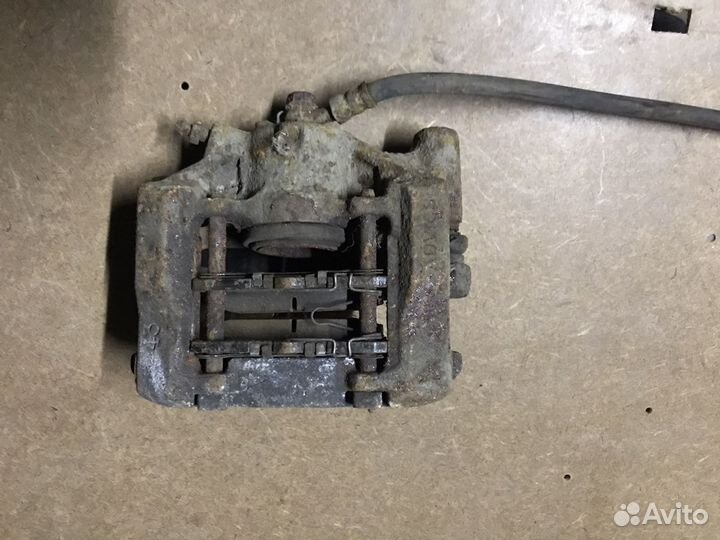 Toyota camry 50 задний правый тормозной суппорт