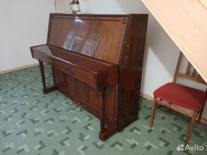 Продаётся пианино lirika