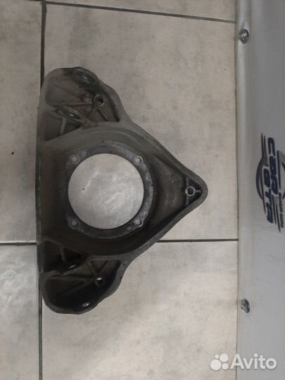 Кронштейн переднего амортизатора передний Audi A8