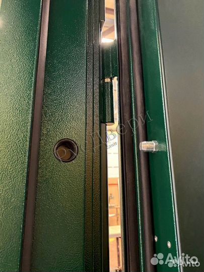 Стальная парадная входная дверь с ковкой и стеклом