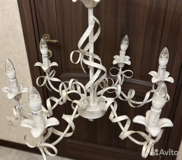 Красивая люстра