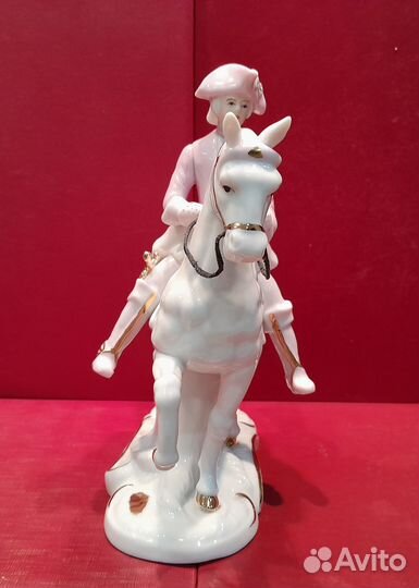 Статуэтка фарфоровая 