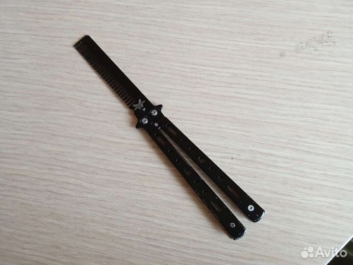 Ножик бабочка но вместо лезвия расческа